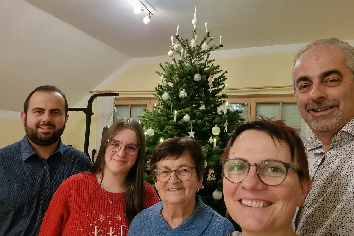 Familie Kummer vor dem geschmückten Christbaum