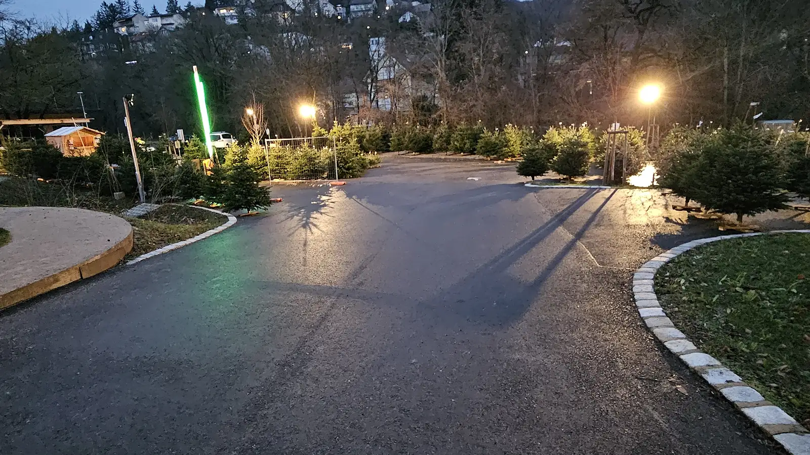 Beleuchteter Verkaufsplatz am Abend